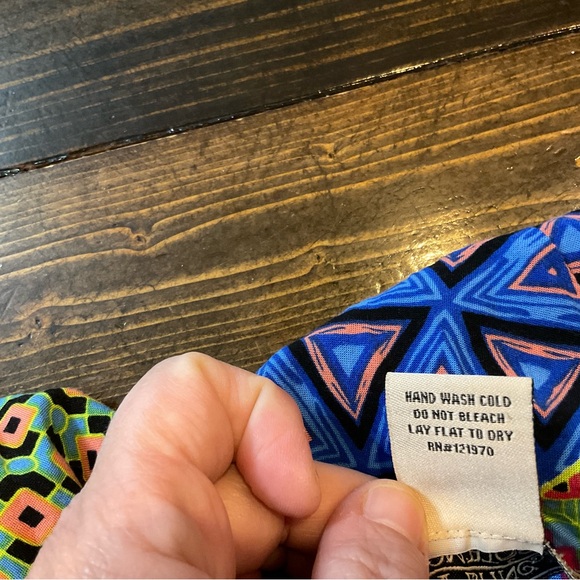 High Low Flying Tomato Colorful Geometric Tank Top - Picture 7 of 7